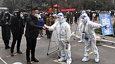 Zdravotníci v čínském městě Si-an kontrolují obyvatele před testováním na... | na serveru Lidovky.cz | aktuální zprávy