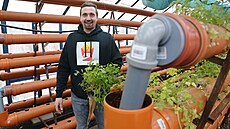 Pavel Luká� na své akvaponické farm�.
