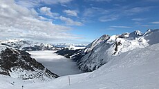 Pohled z ledovcového lyaského areálu Hintertux na údolí Zillertal. Z inverze...