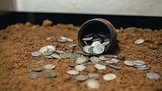 Takřka 400 stříbrných mincí našli díky náhodě v okolí hradu Lukov houbaři....