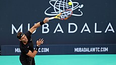 panl Rafael Nadal podává na exhibici v Abú Zabí.