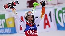 Slovenka Petra Vlhová slaví triumf ve slalomu v Lienzu.