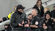 Liverpoolský trenér Jürgen Klopp diskutuje s rozhodčím Paulem Tierneym při...