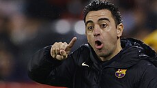 Trenér Barcelony Xavi kouuje své svence v zápase panlské ligy proti...