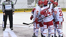 Třinečtí hokejisté se radují z gólu na ledě pražské Sparty.