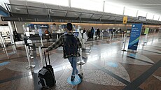 Osamělý cestující čeká na odbavení letu Alaska Airlines na letišti v americkém...