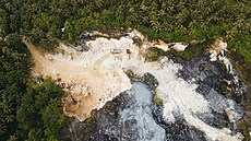 Povrchová t�ba surovin na Filipínách op�t dostala zelenou. Na snímku d�l na...