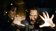Keanu Reeves coby Neo zastavuje kulky