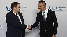 Maarský ministr zahranií Péter Szijjártó (vpravo) vítá v Budapeti nového...