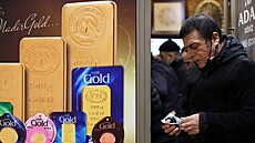 Chudnoucí Turci se ve sm�nárnách sna�í zachránit své úspory. Padající liru m�ní...