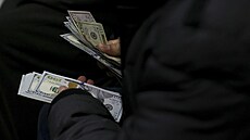 Chudnoucí Turci se ve smnárnách snaí zachránit své úspory. Padající liru mní...