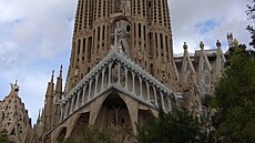 Fascinující Gaudího katedrála Sagrada Familia v Barcelon