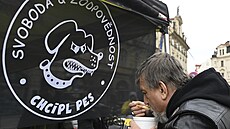 Hnutí Chcípl PES rozléval na Staroměstském náměstí polévku. (24. prosince 2021)