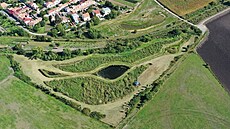 Jedna stálá a dv� vysychající vodní plochy u �ej�e na Hodonínsku poskytují...