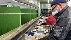 Tídný odpad z mnoha obcí na Beclavsku putuje na linku ve firm Hantály ve...