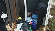 Mu hledal penenku v takách s pouitým textilem marn.