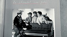 Zkou�ka. Ne� se jelo do hor, musely se d�ti p�ipravit. Zde jsou s Pavlem...