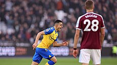 Tomá� Sou�ek z West Hamu smutn� pozoruje, jak se Mohamed Elyounoussi ze...