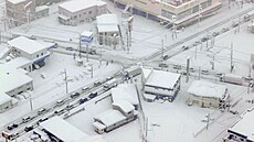 Severovýchodní pobřeží Japonska zasáhlo husté sněžení. Bílá vrstva komplikuje...