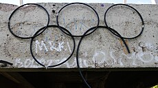 Zničený olympijský symbol v Sarajevu, které hostilo zimní hry v roce 1984.
