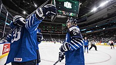 Finští hokejisté slaví gól na mistrovství světa do 20 let.