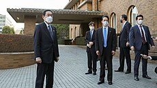 Japonský premiér Fumio Kiida hovoí s novinái ped svou rezidencí v Tokiu....