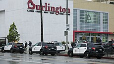 Policejní zásah v obchodním centru v Los Angeles, pi kterém zemela i 14letá...