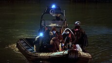 Převoz zachycených migrantů do britského Doveru (24. 12. 2021) | na serveru Lidovky.cz | aktuální zprávy