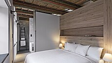 Ložnici tvoří postel s kovovým rámem a kvalitní vysoká matrace, nábytková nika...