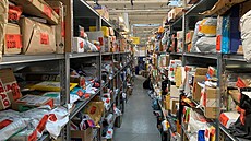 Ve skladech �eské po�ty se hromadí tisíce balí�k�, které �ekají na proclení....