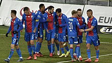 Plzeňští fotbalisté se radují z gólu Milana Havla.