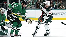 O puk bojují Victor Rask  (vlevo) z Dallasu a Jamie Benn z Minnesoty.