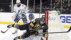 Reilly Smith z Vegas padá ped brankáem Andrejem Vasilevským z Tampy Bay.