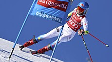 Americká ly�a�ka Mikaela Shiffrinová v ob�ím slalomu v Courchevelu.