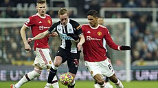 Sean Longstaff (vp�edu vlevo) z Newcastlu v souboji s Raphaelem Varanem z...