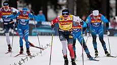 Norský bec na lyích Johannes Klaebo sprintuje za triumfem v Lenzerheide.