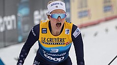 Americká lyaka Jessie Digginsová v cíli sprintu v Lenzerheide.