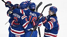 Američtí hokejisté se radují z gólu v duelu MS do 20 let se Slovenskem.