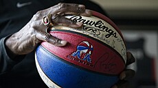 Spencer Haywood na podzim 2021, ukazuje podepsaný mí�, se kterým se hrála liga...
