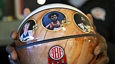 Spencer Haywood ukazuje sklen�ný mí�, který obdr�el za své p�sobení v American...