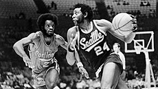 Spencer Haywood (24) ze Seattle SuperSonics úto�í kolem Sidneyho Wickse z...
