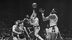 Jerry West (druhý zprava) z Los Angeles Lakers pihrává Wiltu Chamberlainovi v...