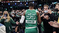 Joe Johnson přijímá gratulace od fandů Boston Celtics, do klubového dresu se...