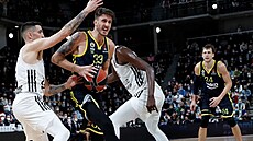 Achille Polonara (33) z Fenerbahce útoí na ko ASVEL Villeurbanne, sleduje ho...