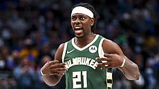 Jrue Holiday z Milwaukee Bucks proívá zápas.