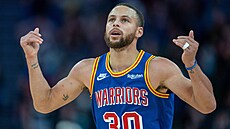 Stephen Curry z Golden State Warriors slaví svou trojku.