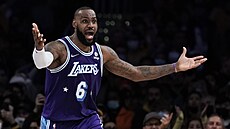 LeBron James z Los Angeles Lakers se zlobí b�hem zápasu se San Antonio Spurs.