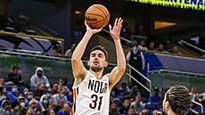 Tomá� Satoranský z New Orleans u mí�e v utkání s Orlandem