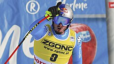 Italský lyžař Dominik Paris slaví v cíli sjezdu v Bormiu.