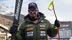 Italský ly�a� Dominik Paris slaví triumf ve sjezdu v Bormiu.